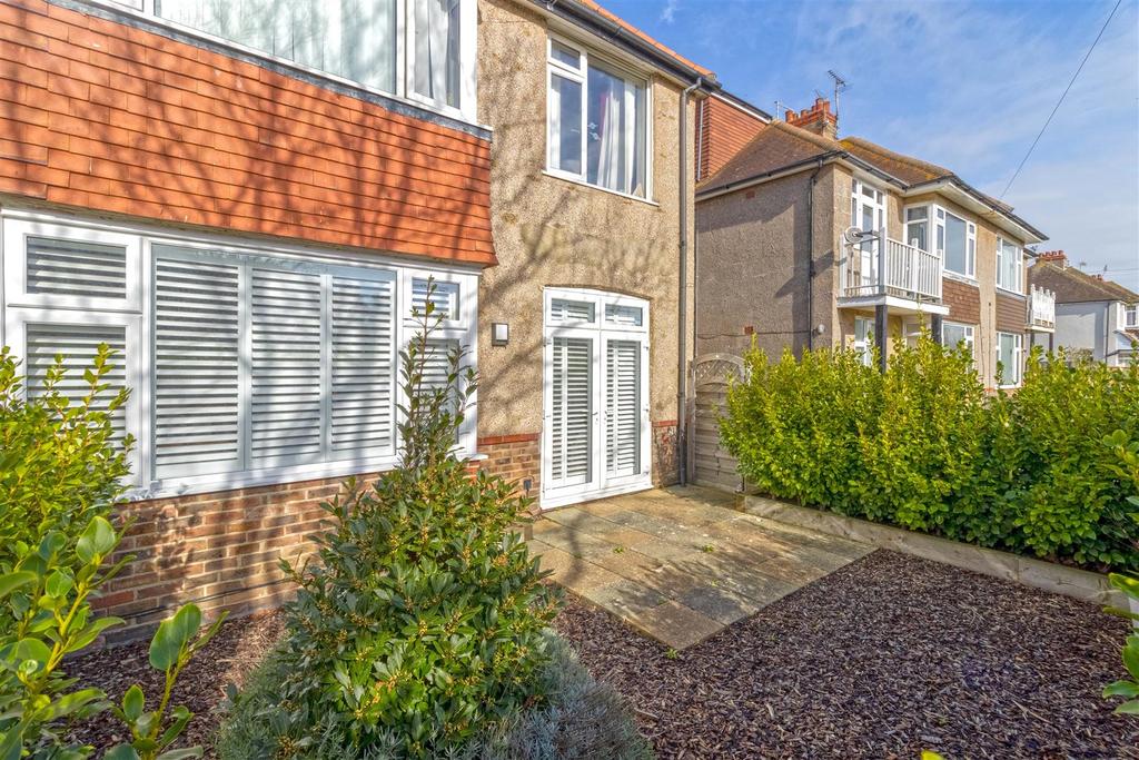 Aglaia Road, Worthing 2 bed apartment £350,000