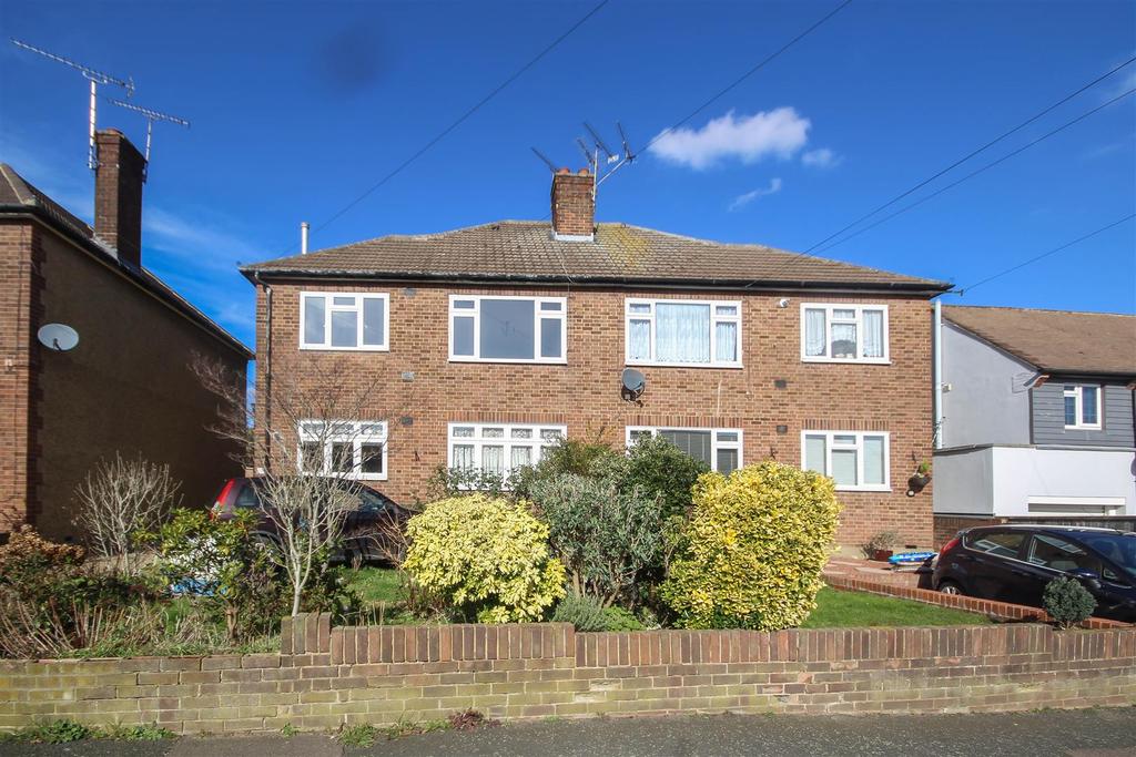 Balmoral Road, Pilgrims Hatch, Brentwood 2 bed £285,000