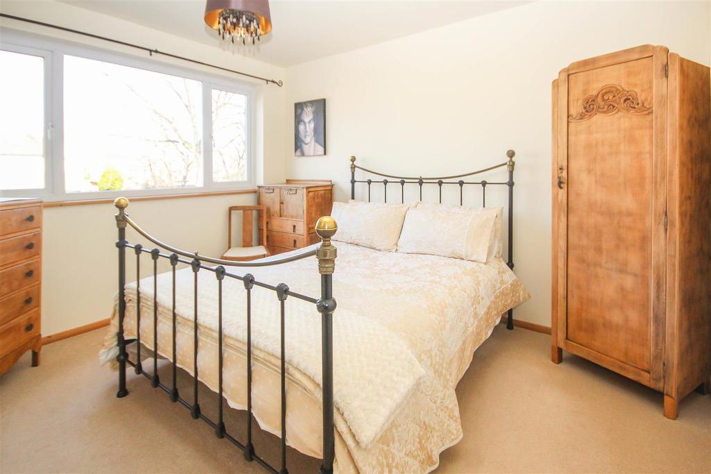 Balmoral Road, Pilgrims Hatch, Brentwood 2 bed £285,000