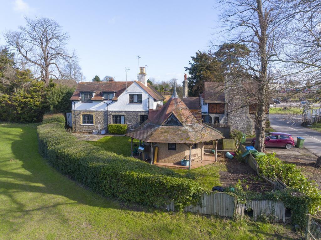 Stoke Road, Cobham, KT11 3 bed detached house £900,000
