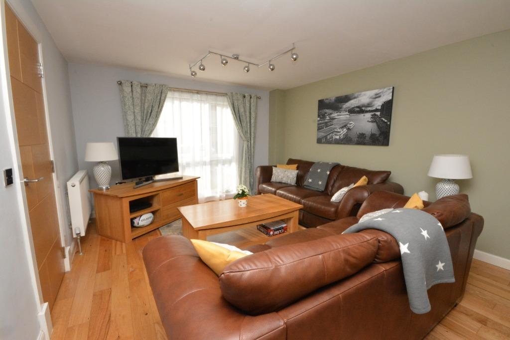 Gartcows Drive, Falkirk... 3 bed terraced house £192,000