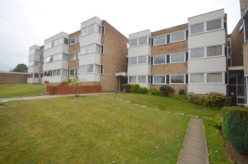 Carlton Close, Upminster, Essex, RM14 2 bed apartment £1,250 pcm (£