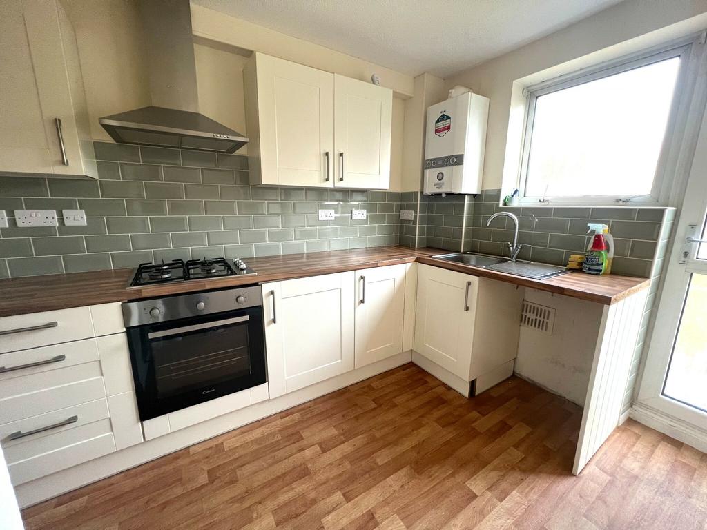 Glanymor Park Drive, Loughor, Swansea, SA4 6UQ 3 bed semidetached