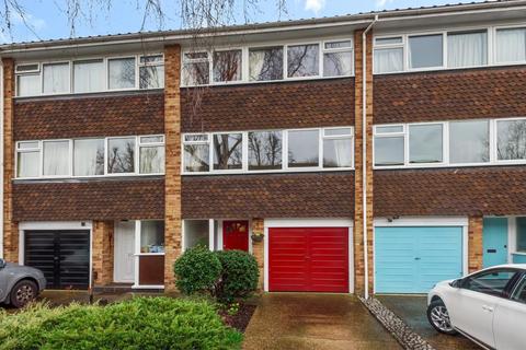 20 Willow Bank, Richmond, TW10 7QX