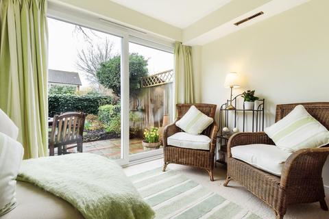 20 Willow Bank, Richmond, TW10 7QX