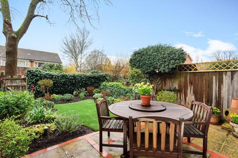 20 Willow Bank, Richmond, TW10 7QX