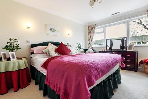 20 Willow Bank, Richmond, TW10 7QX