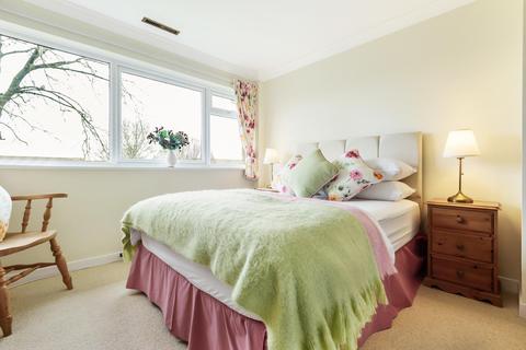 20 Willow Bank, Richmond, TW10 7QX
