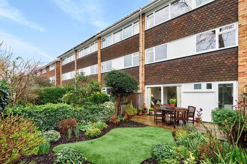 20 Willow Bank, Richmond, TW10 7QX