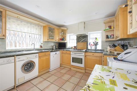 30 Weiss Road, London, SW15 1DH
