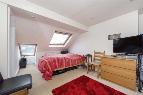 30 Weiss Road, London, SW15 1DH