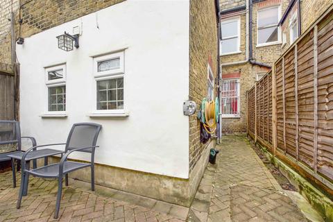 30 Weiss Road, London, SW15 1DH