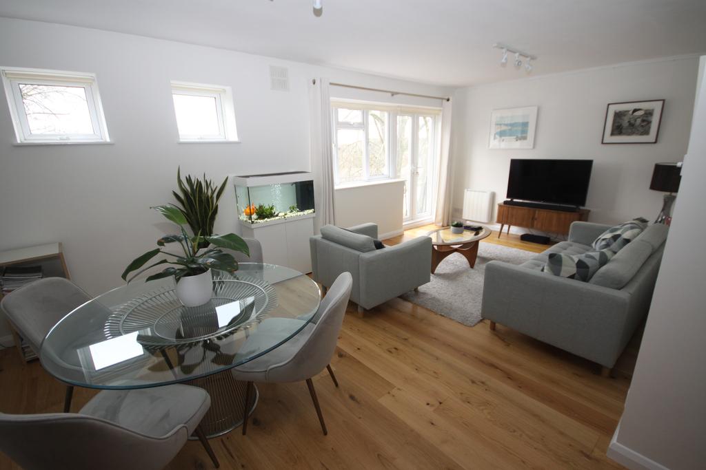 The Glebe, London SE3 2 bed flat £1,650 pcm (£381 pw)