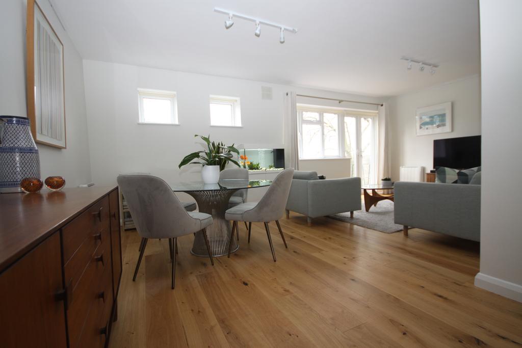 The Glebe, London SE3 2 bed flat £1,650 pcm (£381 pw)
