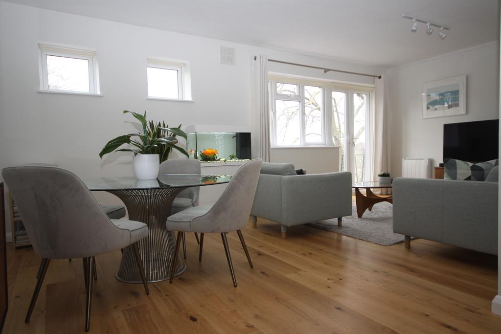 The Glebe, London SE3 2 bed flat £1,650 pcm (£381 pw)