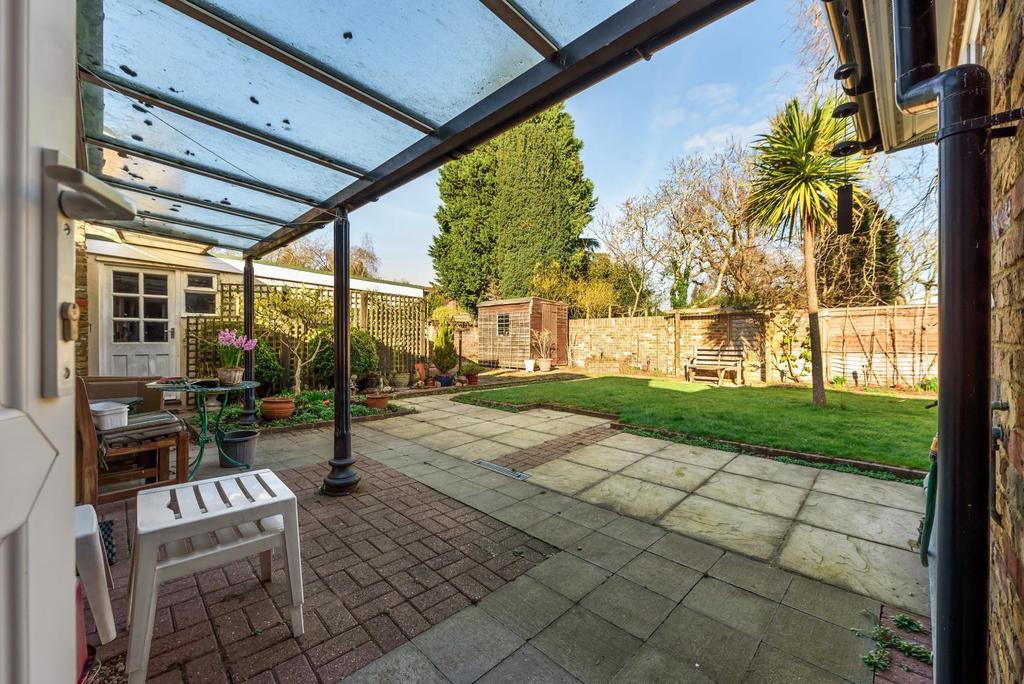 Elgin Road, Weybridge, KT13 3 bed detached bungalow £1,000,000