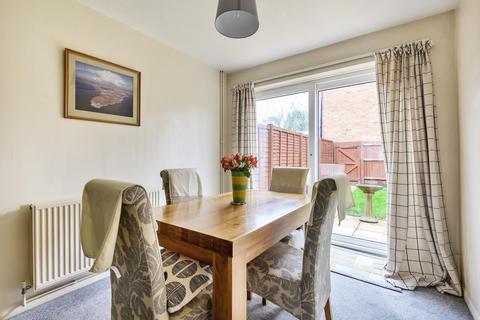 12 Fircroft Close, Woking, GU22 7LZ