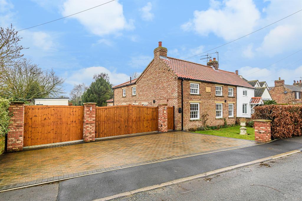 1 Cross Key Cottages, Main Street, South Duffield, Selby, YO8 6ST 4 bed
