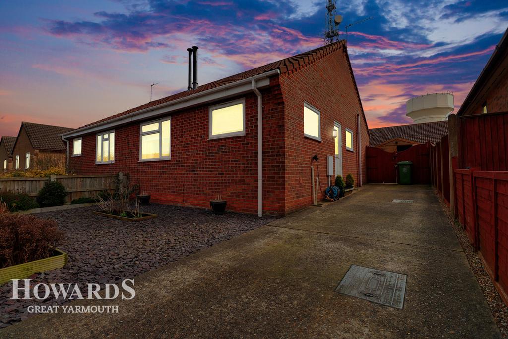 Covent Garden Road, CaisteronSea 2 bed semidetached bungalow £240,000