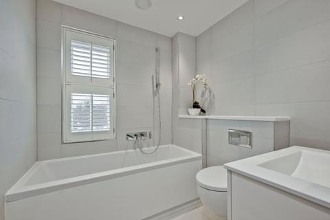 5, Royal Thames Walk Claygate Lane, Thames Ditton, KT7 0DL