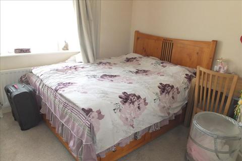 2 bedroom house to rent, Missenden Close, Bedfont, TW14