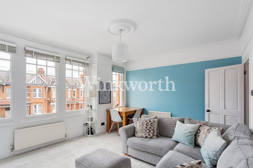 Park Avenue, London, N13 1 bed apartment £375,000
