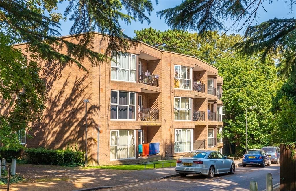 Garrick Close, Ealing, 1 bed apartment £310,000