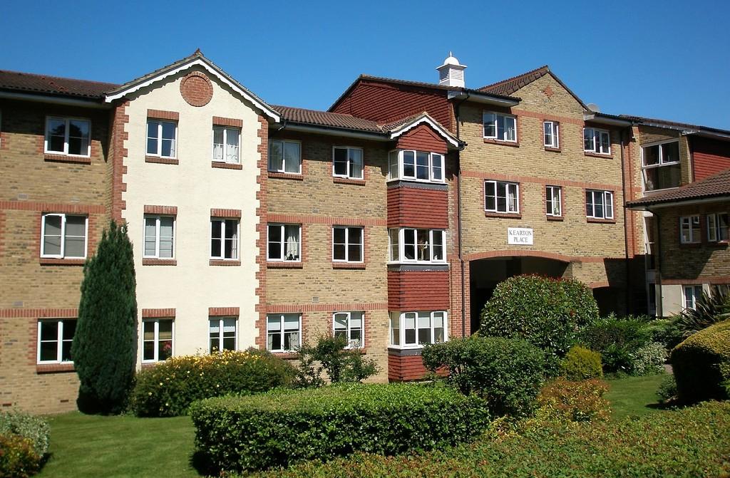 Croydon Road, Caterham 2 bed apartment for sale £272,000