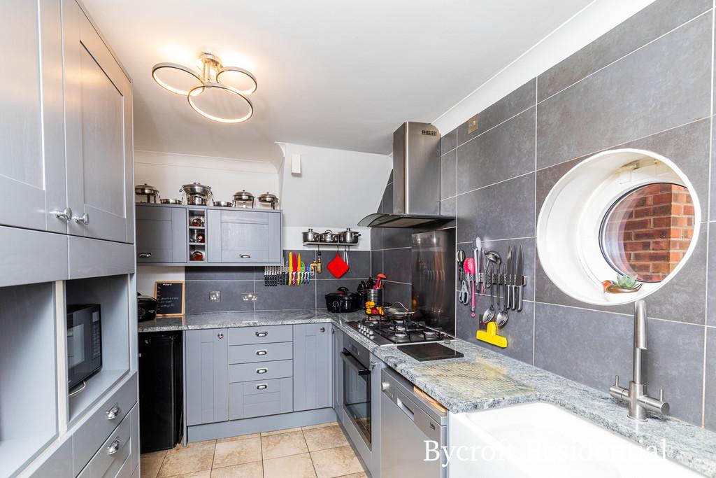 Dover Court, Caisteronsea 3 bed detached house £325,000