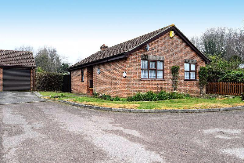 Harebell Close, Grove Green... 2 bed detached bungalow £1,350 pcm (£