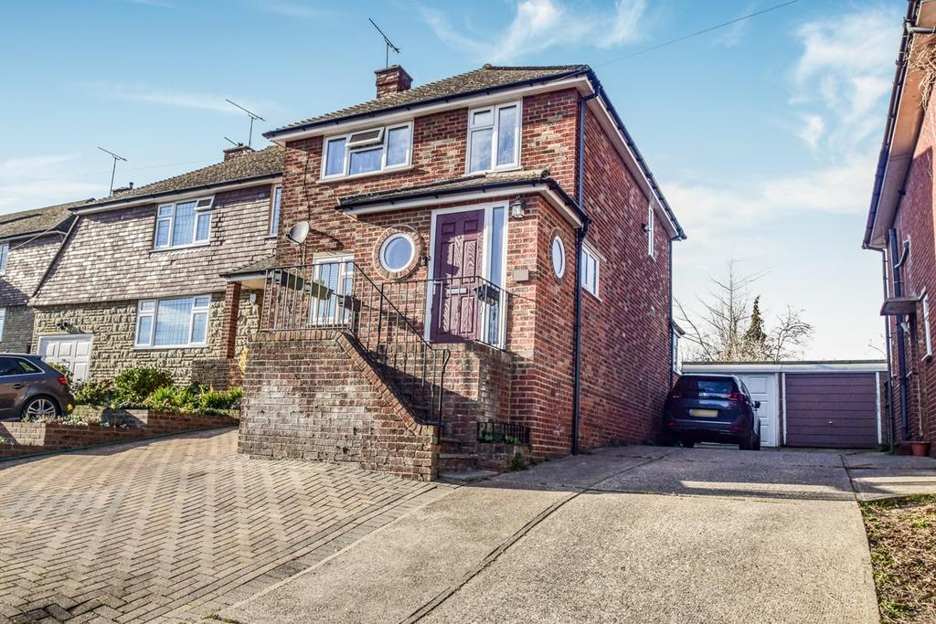 Lonsdale Drive, Rainham, Gillingham, ME8 3 bed semidetached house £