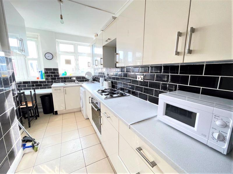 Old Ford Road, E2 3 bed apartment £2,200 pcm (£508 pw)