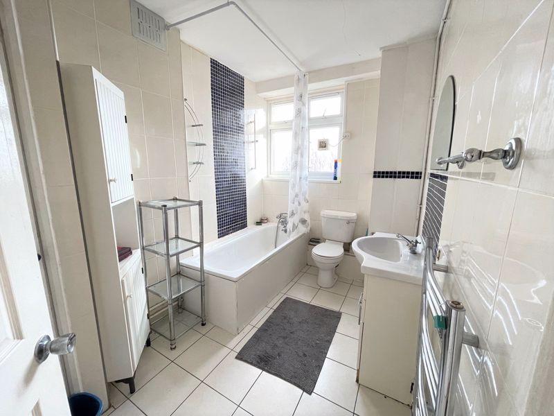 Old Ford Road, E2 3 bed apartment £2,200 pcm (£508 pw)