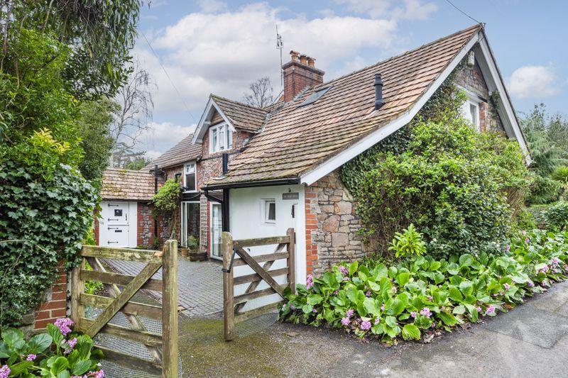 Chestnut Road, Long Ashton 3 bed link detached house £750,000