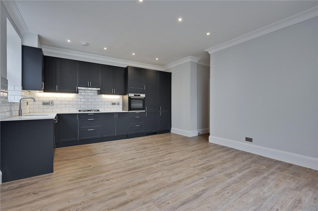 Kings Court Mews, 152 Bridge Road, East Molesey, Surrey, KT8 2 bed