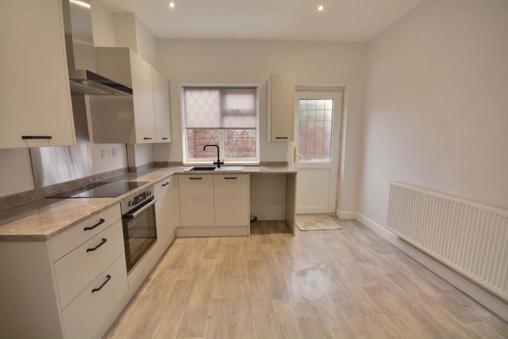 Lime Tree Avenue, Pontefract, WF8 2 bed terraced house £700 pcm (£162 pw)