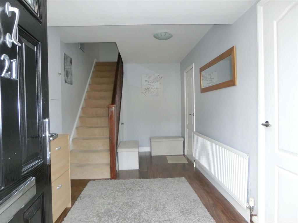 Clanden Close 21 Hallway.jpg
