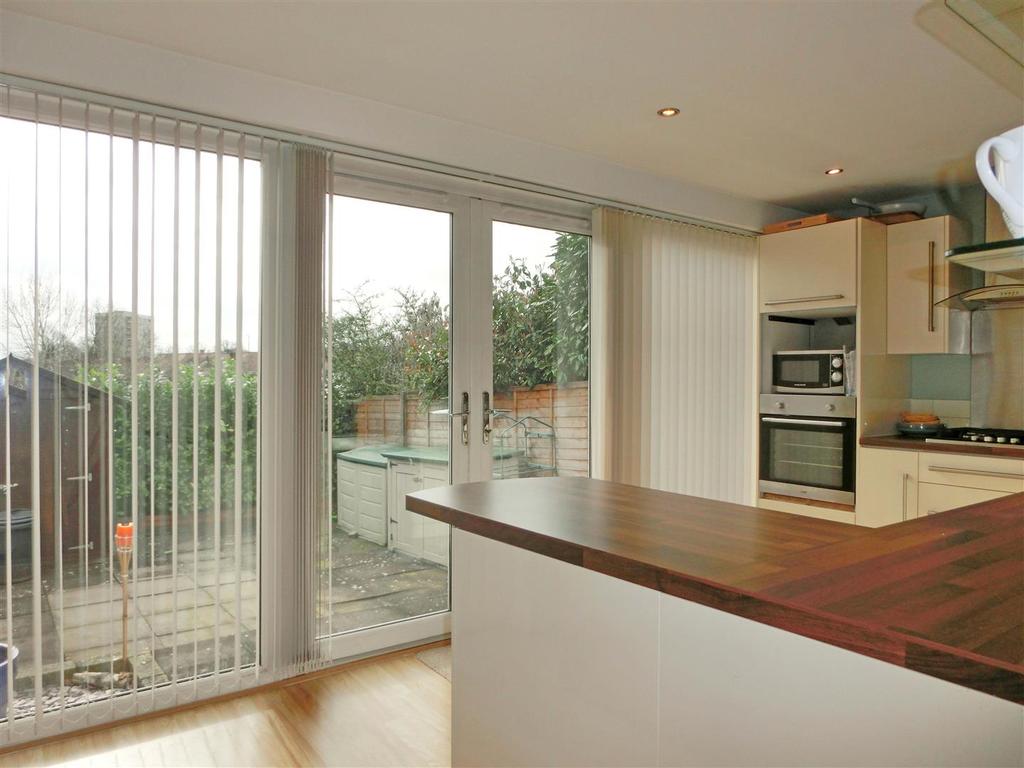 Clanden Close 21 Kitchen.jpg
