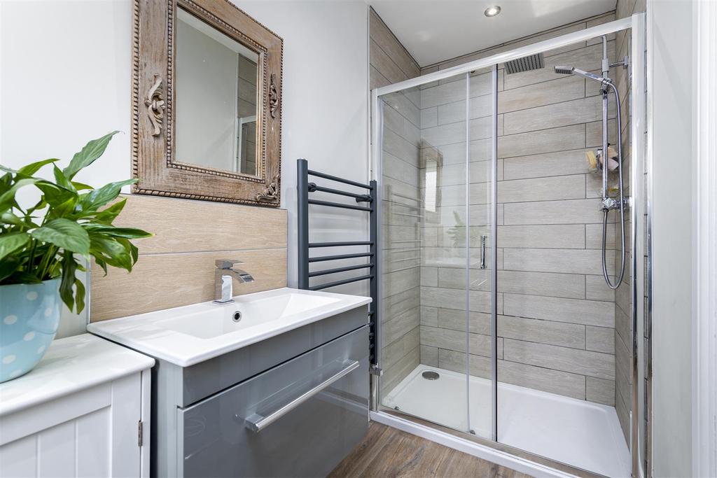 Master En Suite.jpg