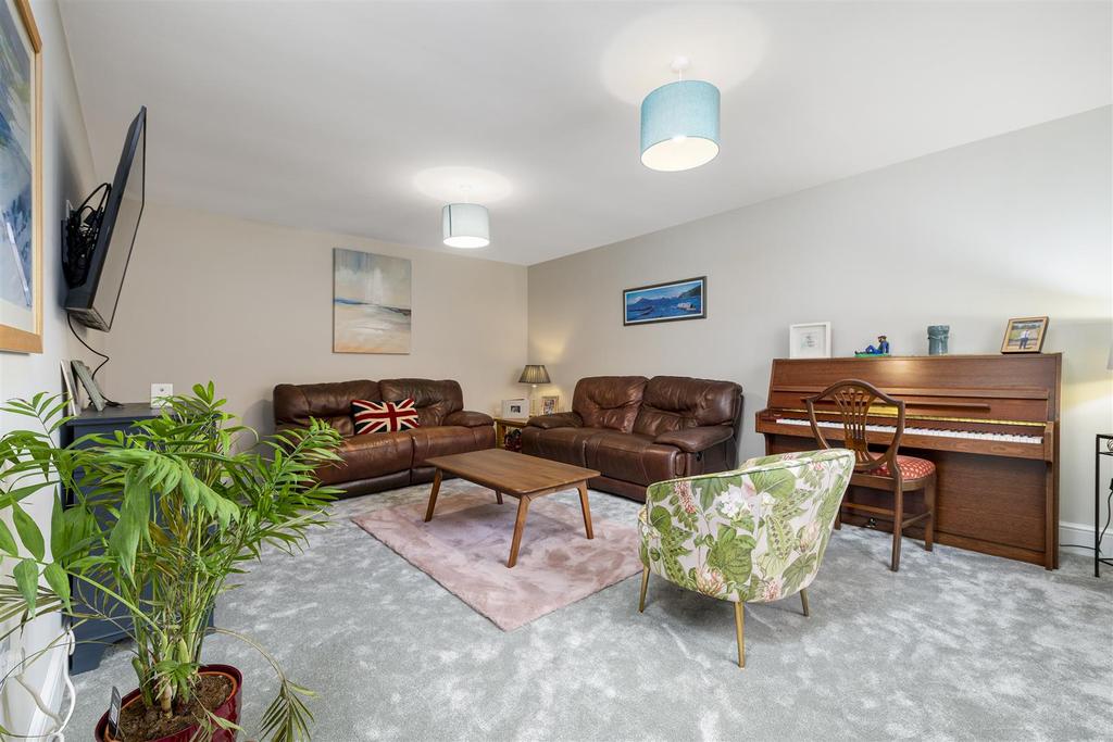 Lounge 1.jpg