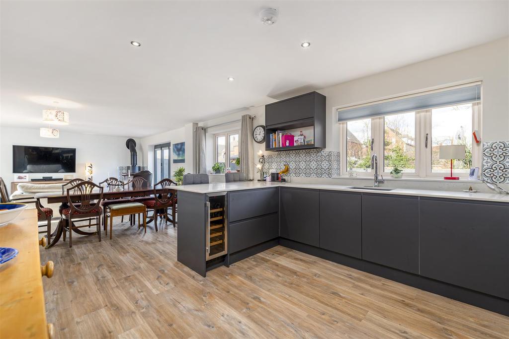 Kitchen 2.jpg