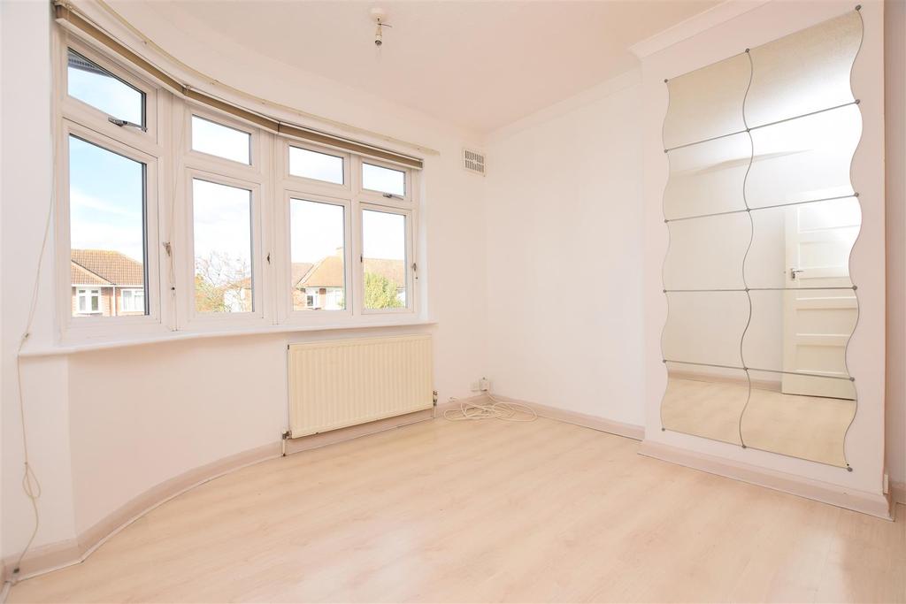 Longford Close, Hampton Hill 3 bed semidetached house £1,950 pcm (£