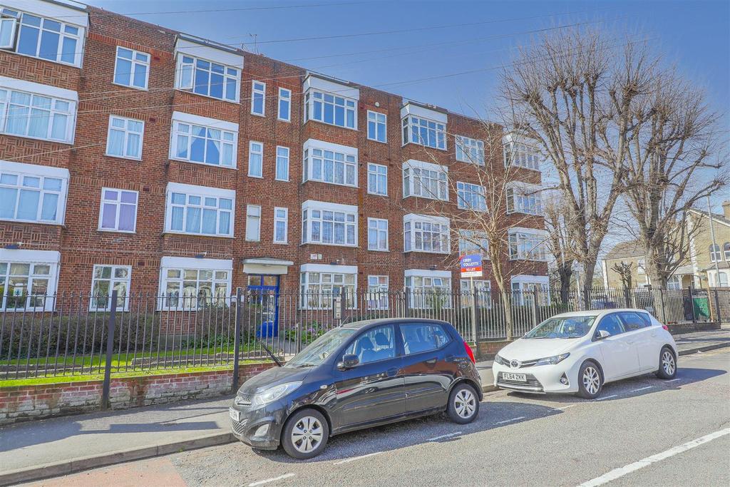 Fairlop Road, Leytonstone 3 bed apartment £1,650 pcm (£381 pw)