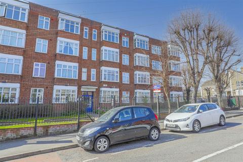 3 bedroom apartment to rent, Fairlop Road, Leytonstone