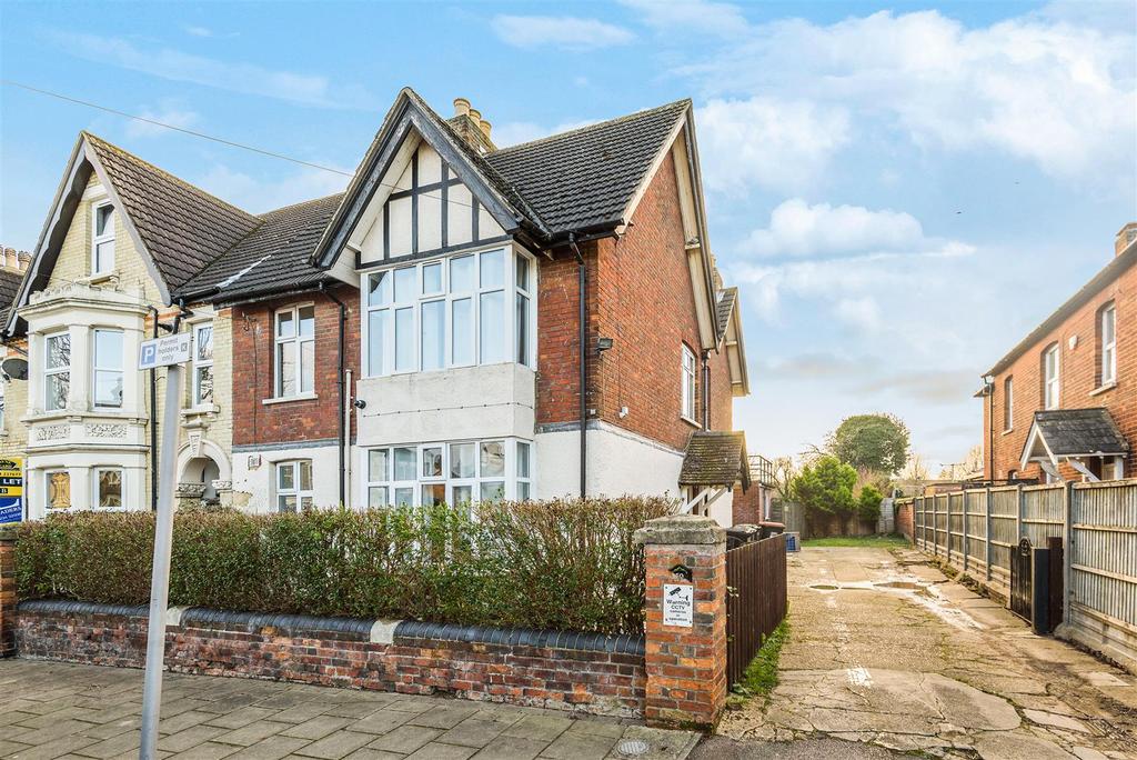 Clarendon Street, Bedford 5 bed end of terrace house £540,000