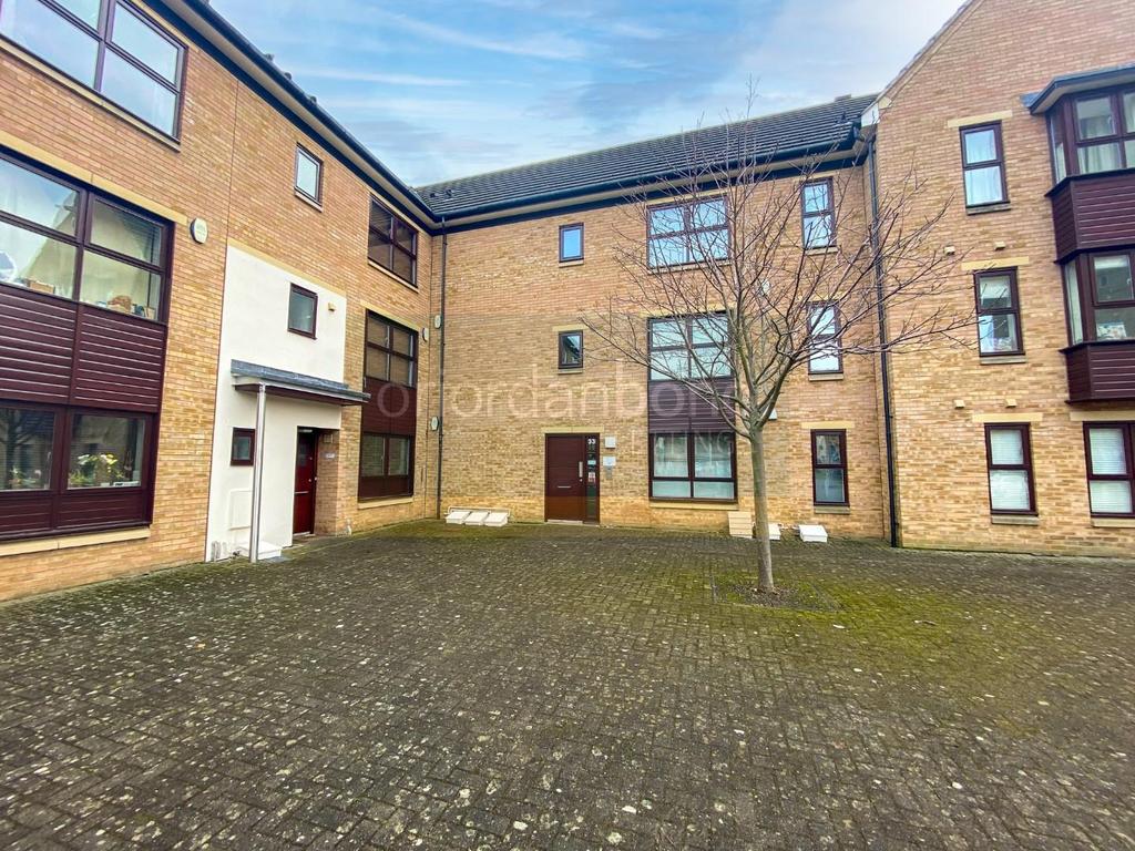 Tower Square, St James, Northampton, NN5 2 bed flat £750 pcm (£173 pw)
