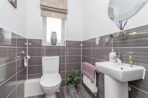 1 Cornfield Way, North Tawton, EX20 2FB