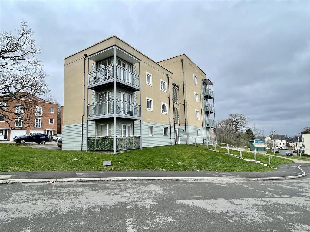 Ledbury Court, Cheltenham 2 bed apartment £200,000