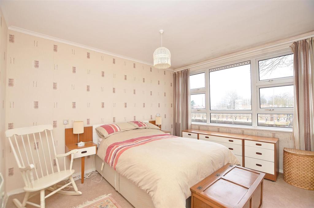 Bucklands Road, Teddington 2 bed apartment £315,000