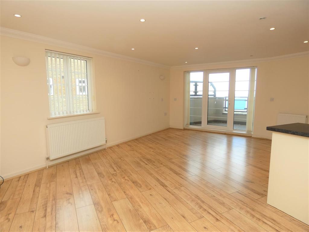 Eastern Esplanade, Broadstairs 2 bed apartment £1,200 pcm (£277 pw)